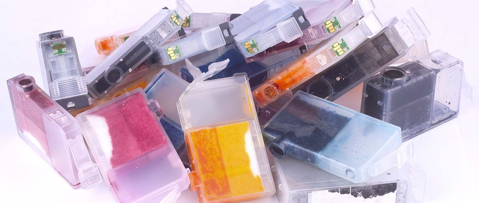 Cartuchos de tinta de impresora de muchos colores para reciclar